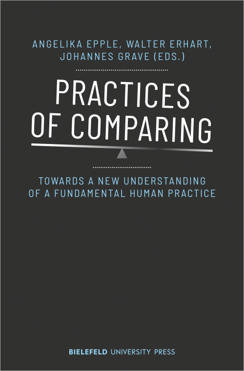 Das Cover der Publikation Practices of comparing: Towards a new understanding of a fundamental human practice, herausgegeben von Angelika Epple, Walter Erhart und Johannes Grave, zeigt den Titel in weißen Großbuchstaben zentral vor einem weißen Hintergrund. Der Schriftzug ist leicht schräg angeordnet und liegt auf einer stiliserten Waage auf, die ebenso nach rechts geneigt ist. Unterhalb des Titels steht der Untertitel in hellblauer Schrift, in der ebenso auch die Namen der Herausgebenden und des Verlags gehalten sind.