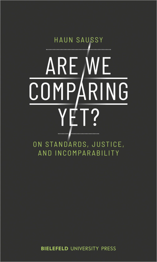 Das Cover der Publikation Are we comparing yet? zeigt den Titel in großen, weißen Buchstaben auf einem dunklen Hintergrund. Durch den Titel zieht sich ein schräger weißer Strich als Verlängerung des A in dem Wort comparing. Unter dem Titel steht der Untertitel On standards, Justice, and Incomparability in grüner Schrift. Über dem Titel steht der Name der Autorin Haun Saussy in grüner Schrift. Am unteren Rand befindet sich der Schriftzug Bielefeld University Press.